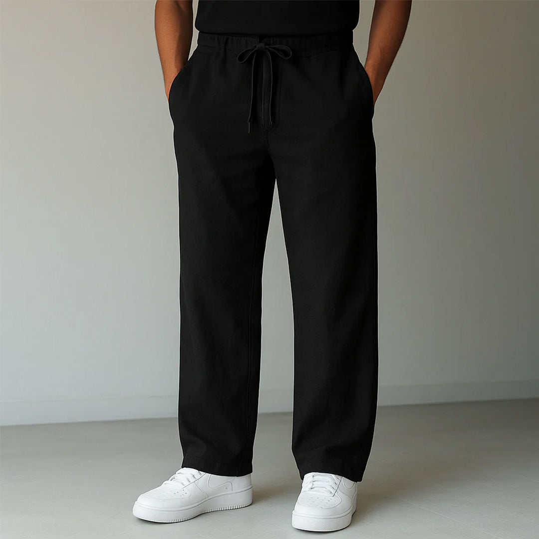 Pantaloni uomo versatili a gamba dritta, vita elasticizzata; ideali per look casual e comfort tutto il giorno.