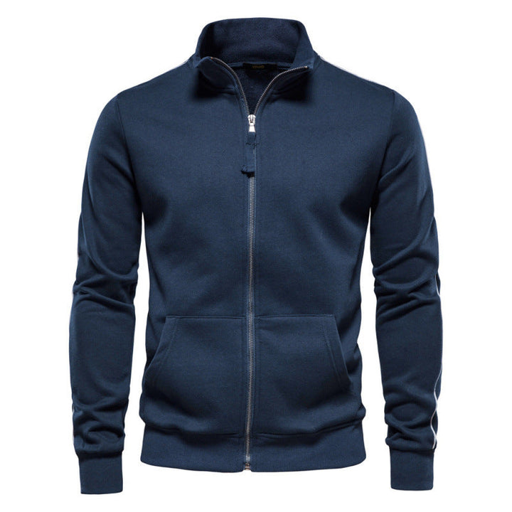 Felpa sportiva uomo con collo alto e cerniera. Garantisce massimo comfort per attività casual. Giacca leggera versatile.