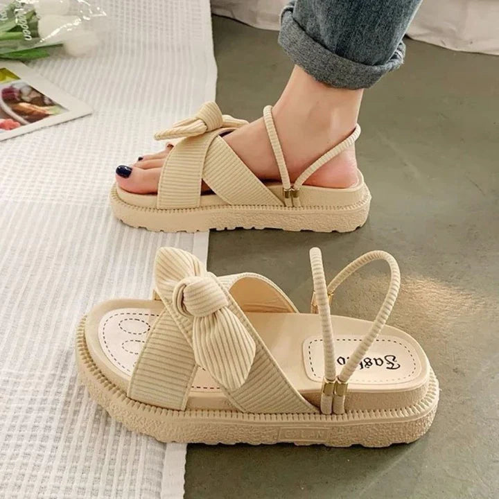 Sandali da donna estivi con plateau, comodi e regolabili. Calzature versatili per passeggio e look casual chic.