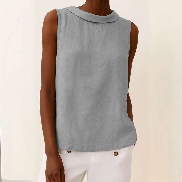 Top donna senza maniche a collo alto, elegante e minimalista, perfetto per un look estivo casual chic.