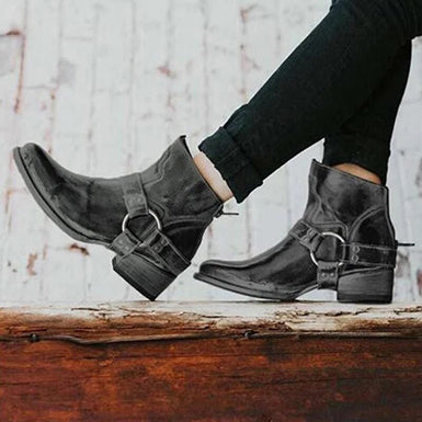 Stivaletti donna in pelle, moderni ed eleganti, perfetti per l'ufficio e il passeggio quotidiano con comfort.