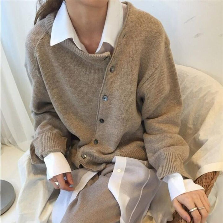 Maglione donna elegante casual. Cardigan incrociato con bottoni asimmetrici, maglieria femminile per ogni occasione.