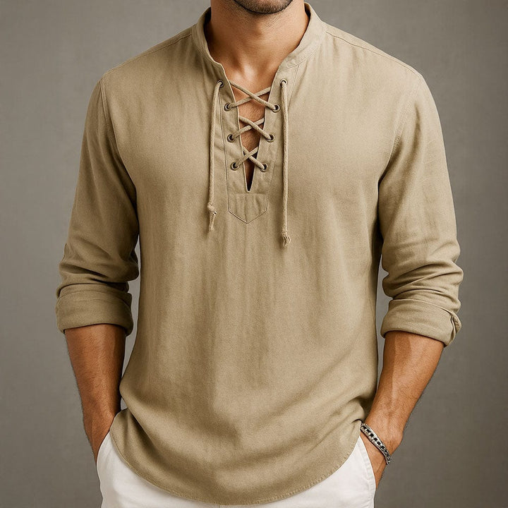 Moda uomo: camicia estiva fresca e ventilata con laccio sul davanti, perfetta per un outfit casual e stiloso.