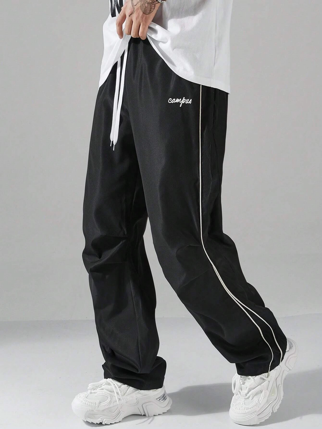 Pantaloni uomo moderni a gamba dritta, ideali per stile urbano e comfort. Un capo versatile per il tempo libero.