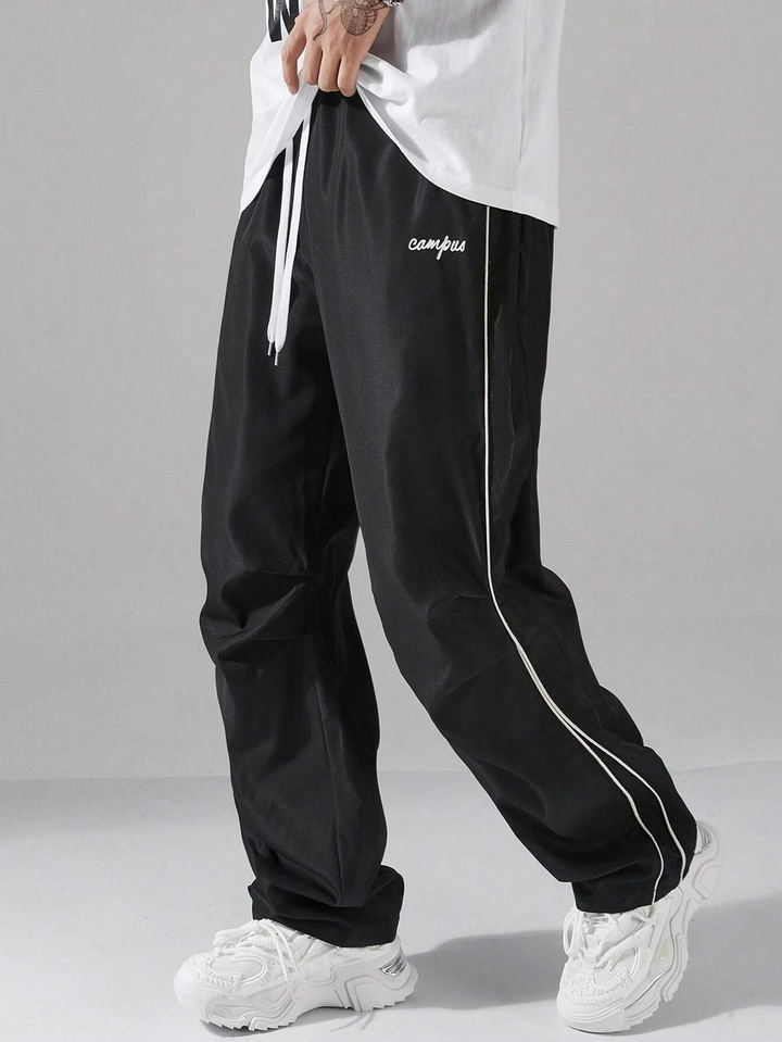 Pantaloni uomo moderni a gamba dritta, ideali per stile urbano e comfort. Un capo versatile per il tempo libero.