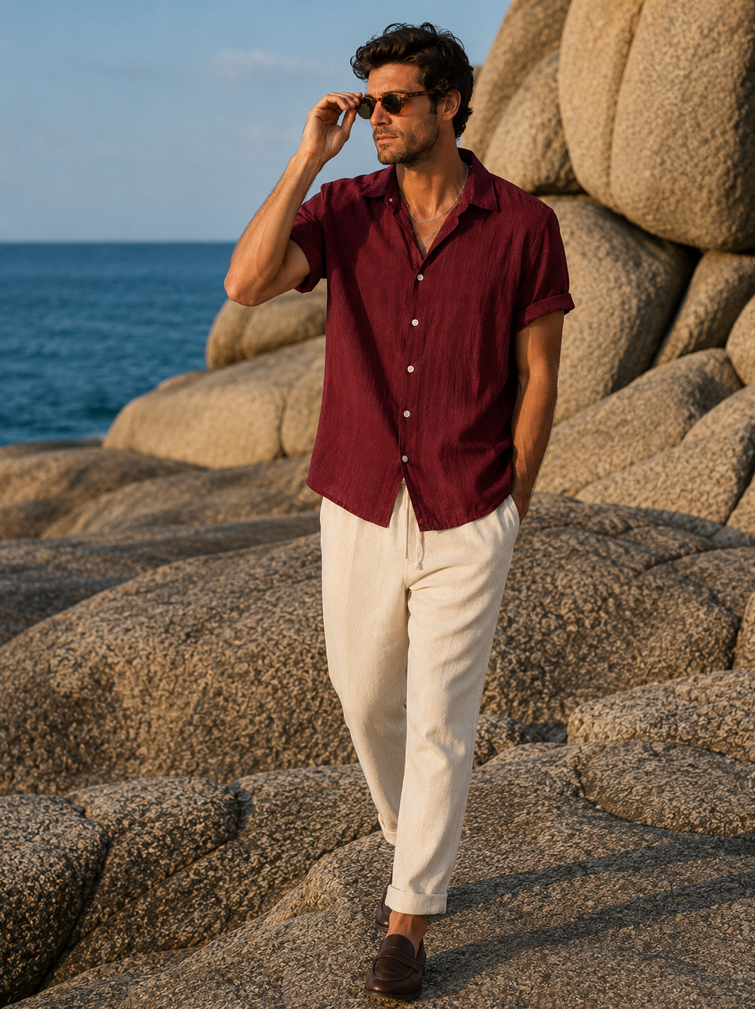 Dettaglio camicia estiva uomo rosso borgogna, tessuto leggero e traspirante per un comfort estivo.