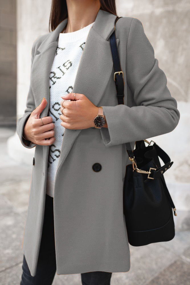 Cappotto autunnale elegante da donna con bottoni, perfetto per outfit formali e casual.