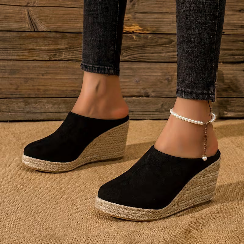 Sandali donna neri con zeppa, calzature estive alla moda. Comfort e stile per un look elegante o casual.