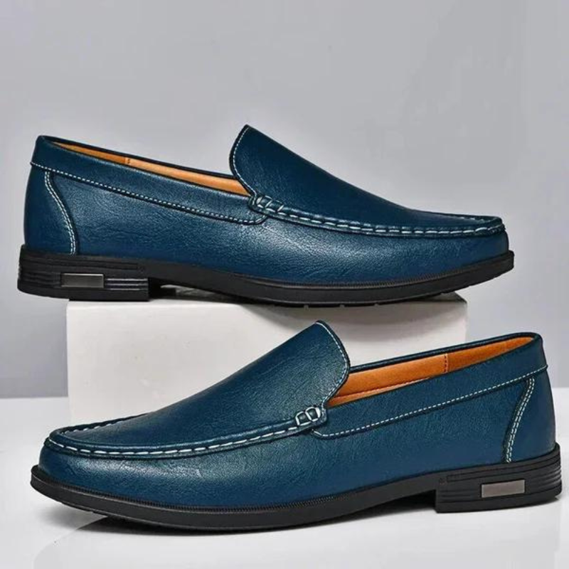 Scarpe mocassino slip-on da uomo in pelle nera, con suola comoda e dettagli a contrasto, perfetti per l'ufficio.