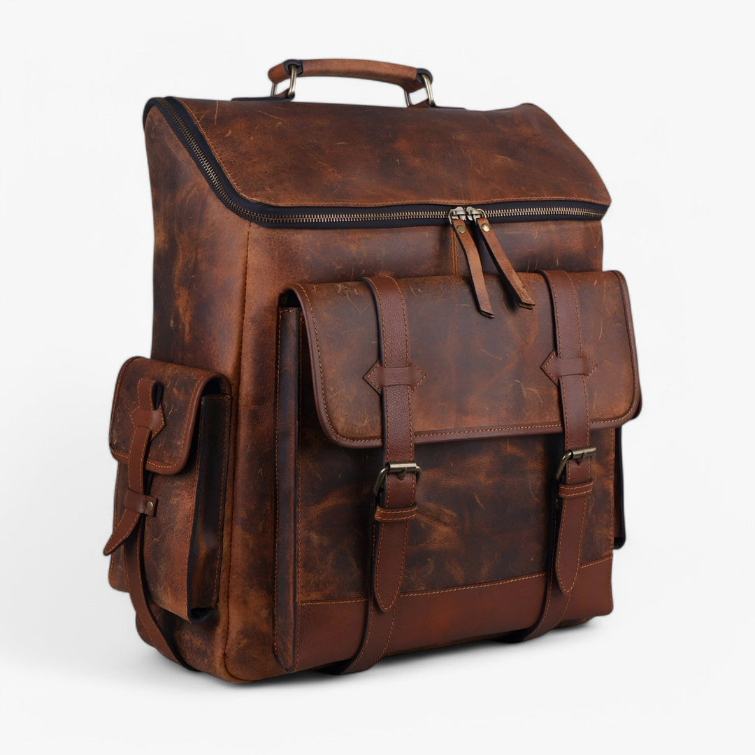 Elegante zaino uomo marrone multitasche indossato. Perfetto per un look pratico e moderno.