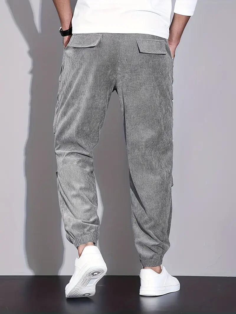 Completa il tuo outfit quotidiano con pantaloni cargo uomo slim fit e multitasche.