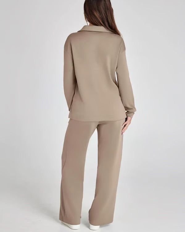 Abbigliamento relax: set donna con felpa scollo a V e pantaloni larghi comodi, stile versatile.