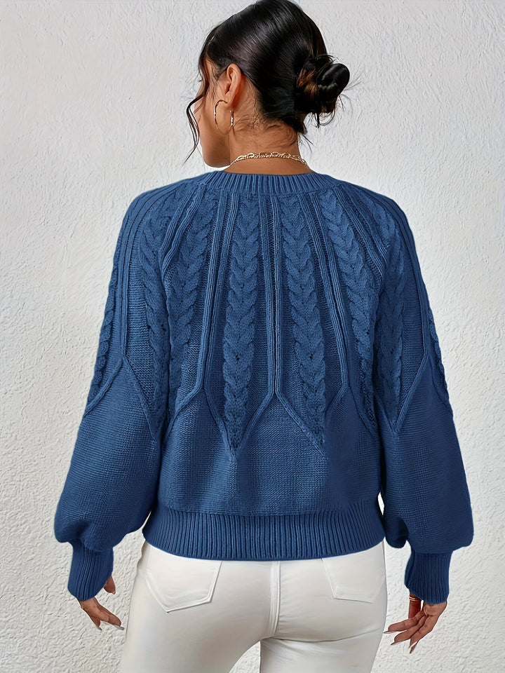 Maglione donna, taglio comodo, trecce e maniche a palloncino. Essenziale per la moda invernale.