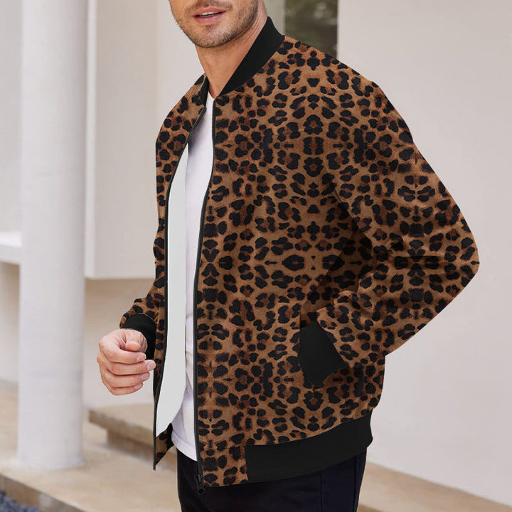 Giacca invernale uomo leopardata con zip, fodera calda. Cappotto maschile a stampa animale per un look unico.