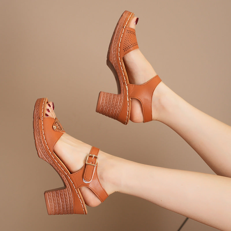 Scarpe estive donna: sandali con tacco a blocco, fibbia e punta aperta. Perfetti per l'estate.