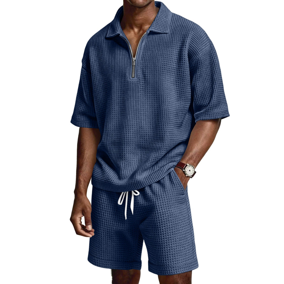Dettaglio della polo con zip del completo estivo uomo due pezzi. Abbigliamento casual e alla moda.