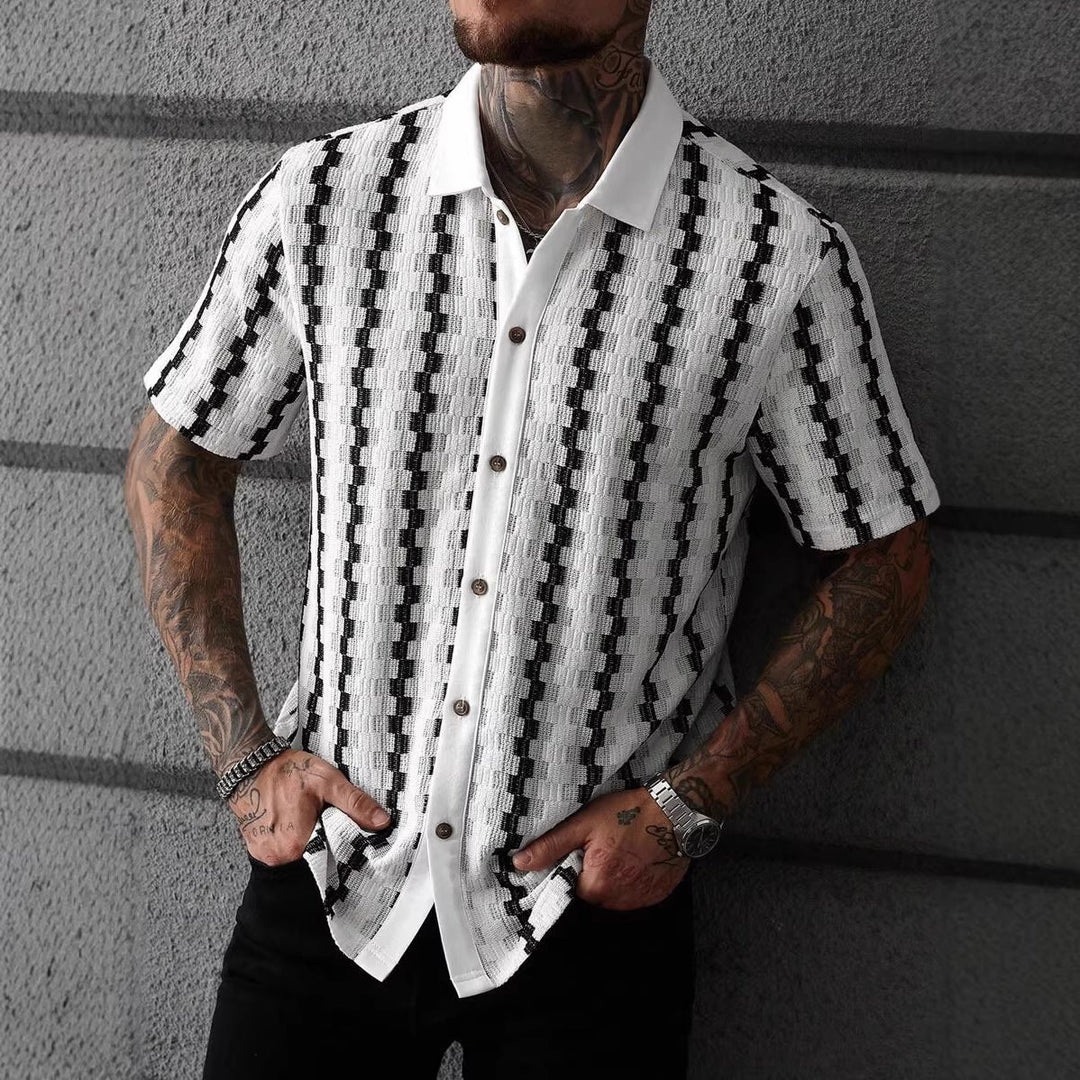 Cardigan uomo streetwear slim fit con design patchwork, maniche corte. Perfetto per moda casual e look estivo.