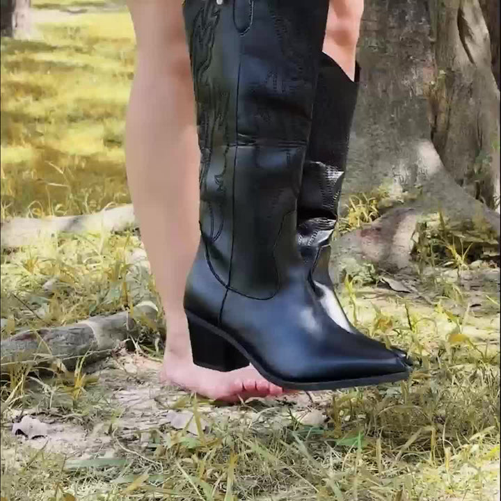 Stivali western neri donna, sintetici, con gambale ampio e dettagli di ricami discreti.