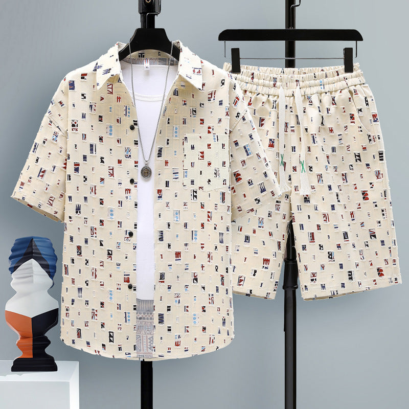Completo estivo casual uomo, maglietta a maniche corte stampata e shorts, per un look alla moda e rilassato.