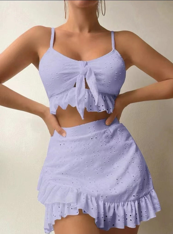 Outfit estivo femminile: bikini elegante con increspature e copricostume, ideale per spiaggia e piscina.