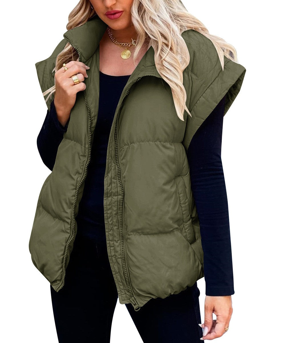 Dettaglio texture morbida del gilet invernale da donna, che offre calore e comfort per l'abbigliamento quotidiano.