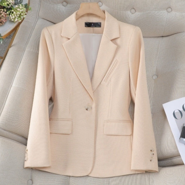 Giacca blazer aderente da donna, con maniche lunghe e pratiche tasche, essenziale per moda ufficio e casual.