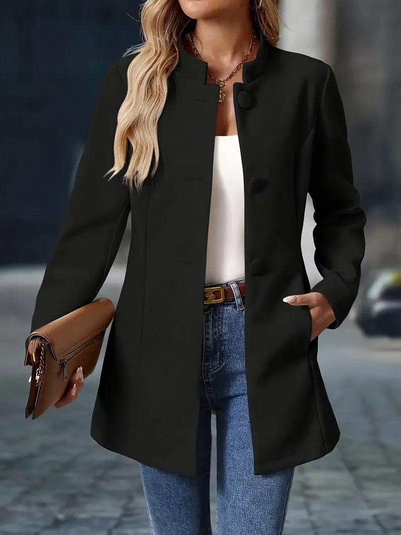 Cappotto midi donna nero, collo alto e bottoni. Outerwear elegante per abbigliamento invernale.