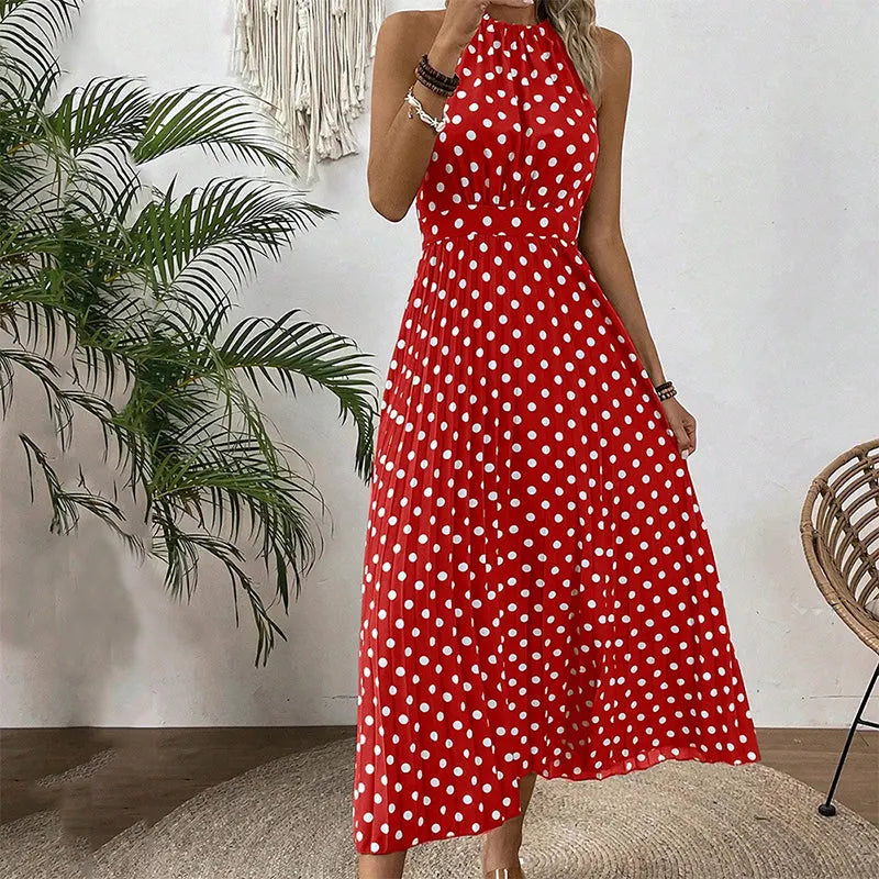 Vestito lungo femminile a pois con collo halter, ideale per un look casual o elegante estivo.