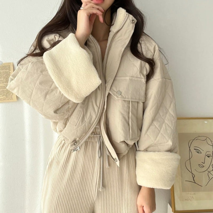 Giacca invernale donna calda con collo alto e vestibilità ampia, perfetta per il freddo. Colore beige.