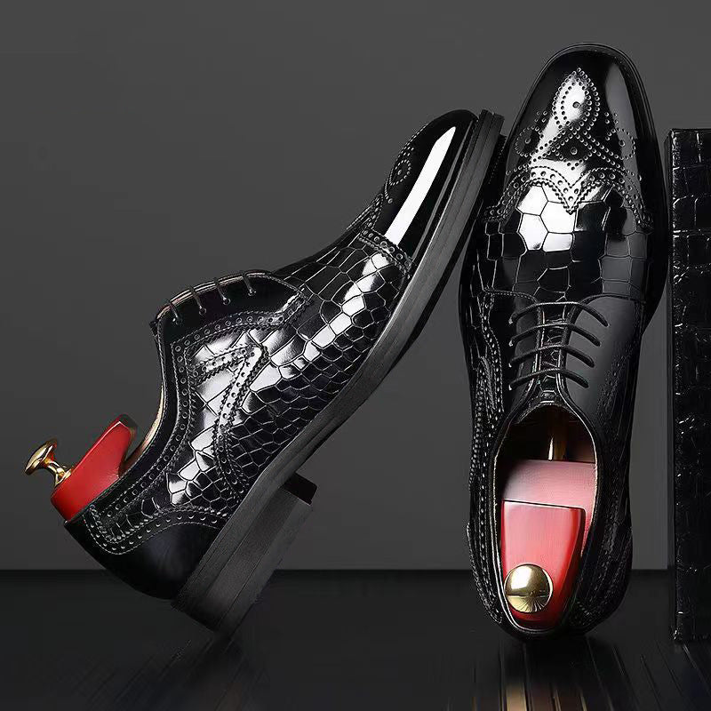 Scarpe formali uomo Oxford Brogue nere, con dettagli brogue e punta quadrata. Ideali per abbigliamento ufficio.