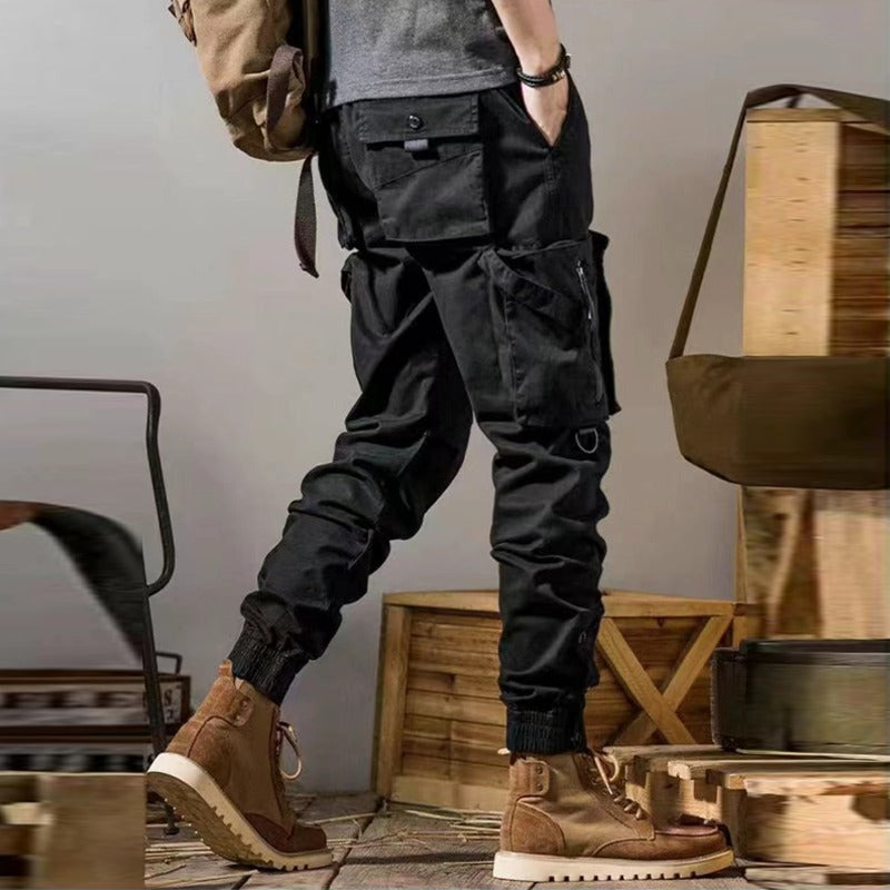 Pantaloni da lavoro uomo, stile cargo, con gamba dritta. Offrono praticità e comfort per lunghe giornate.