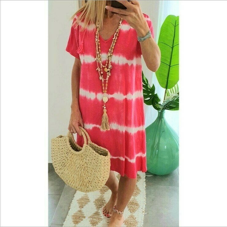 Primo piano del motivo tie-dye su abito estivo donna con scollo a V, stile casual e comodo.