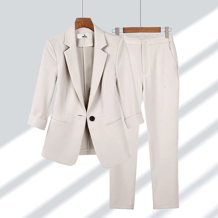 Tailleur donna elegante, blazer aderente e pantaloni dritti per abbigliamento formale da ufficio.
