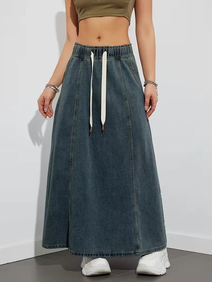 Gonna denim maxi azzurra da donna, con vita elasticizzata, perfetta per uno stile casual versatile.