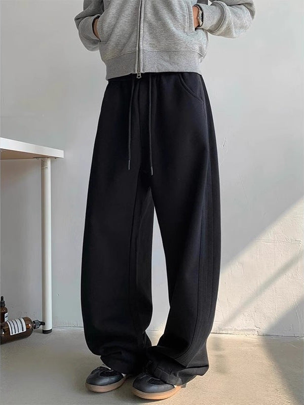 Pantaloni uomo grigio chiaro gamba dritta, vita media stile retrò. Perfetti casual ed eleganti.