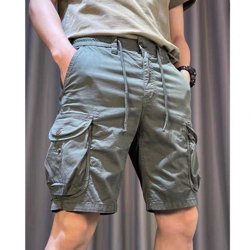 Salopette uomo moderna cropped, gamba dritta e tasche multiple. Perfetta per outfit casual e tempo libero primaverile.