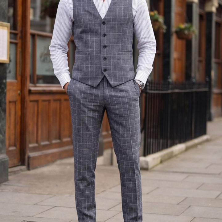 Set completo uomo formale: abito due pezzi con gilet a quadri e pantaloni eleganti. Ideale per business e cerimonie.