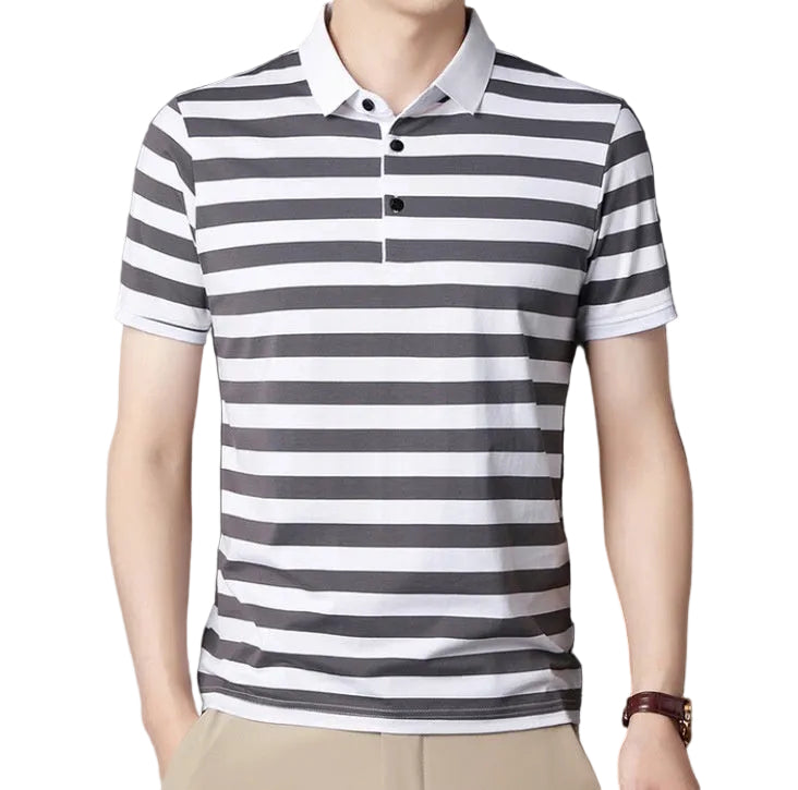 Elegante polo uomo estiva a righe, maniche corte e collo classico. Perfetta per outfit casual o più sofisticati.