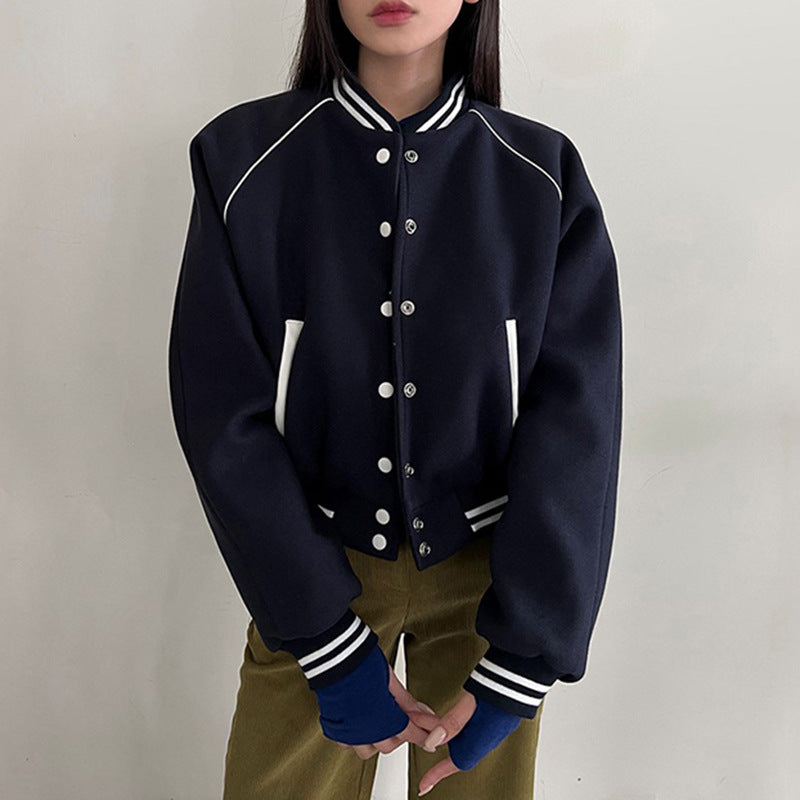 Dettaglio giacca donna baseball patchwork multicolore. Perfetta per stile varsity casual autunno.