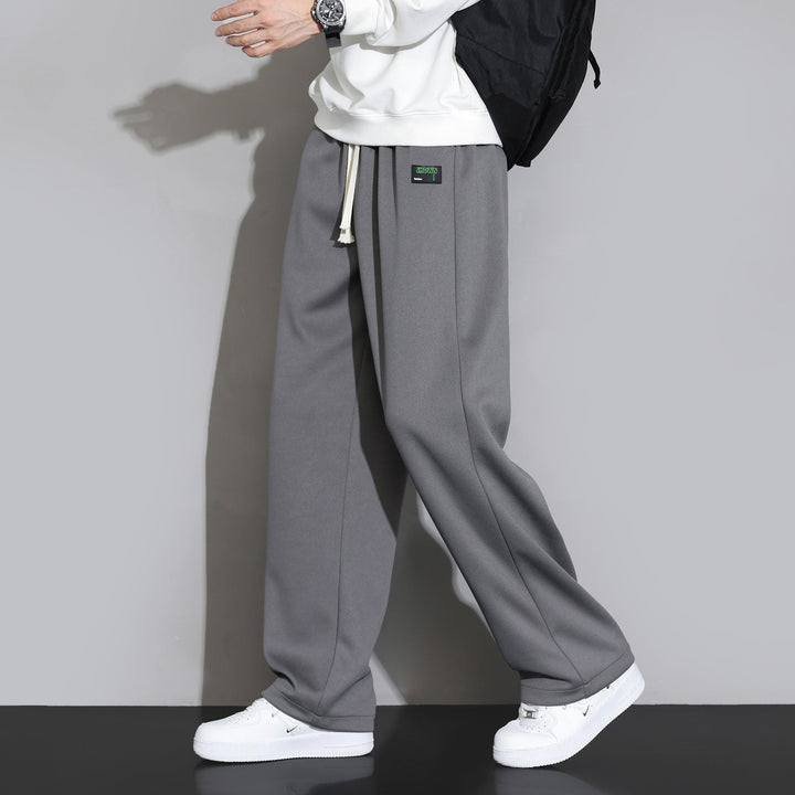 Pantaloni tuta uomo alla moda, gamba dritta per un comfort casual impeccabile. Ideali per relax.