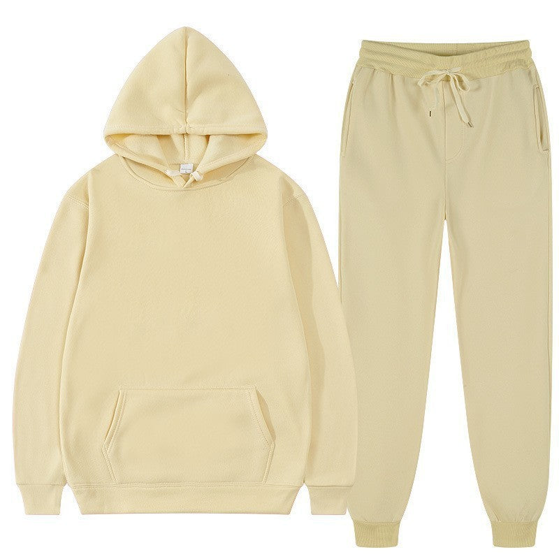 Tuta sportiva da uomo con cappuccio e pantaloni lunghi, perfetta per il comfort autunnale e lo stile casual.