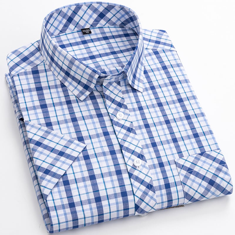 Uomo indossa camicia scozzese maniche corte, bottoni. Outfit casual estivo di moda uomo.