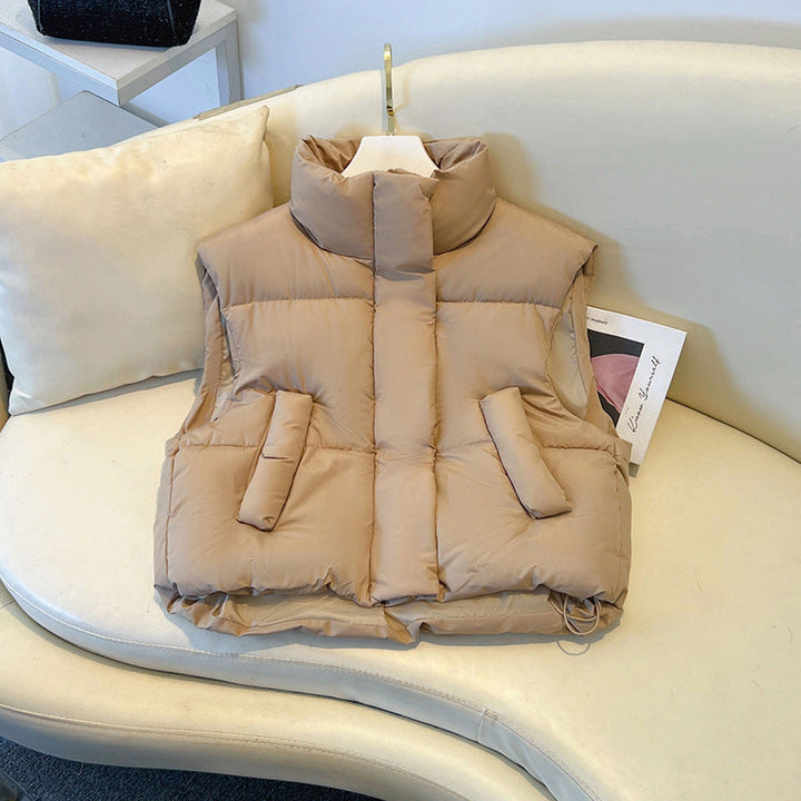 Capo spalla gilet corto imbottito da donna, design alla moda per l'inverno. Caldo e versatile per ogni outfit.