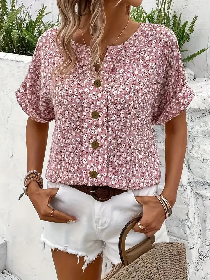 Splendida blusa floreale donna a maniche corte per primavera ed estate. Design confortevole, versatile e di tendenza.