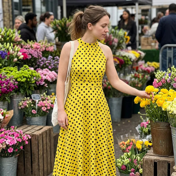Abito elegante a pois per donna, stile maxi con collo halter, ideale per un look estivo femminile.