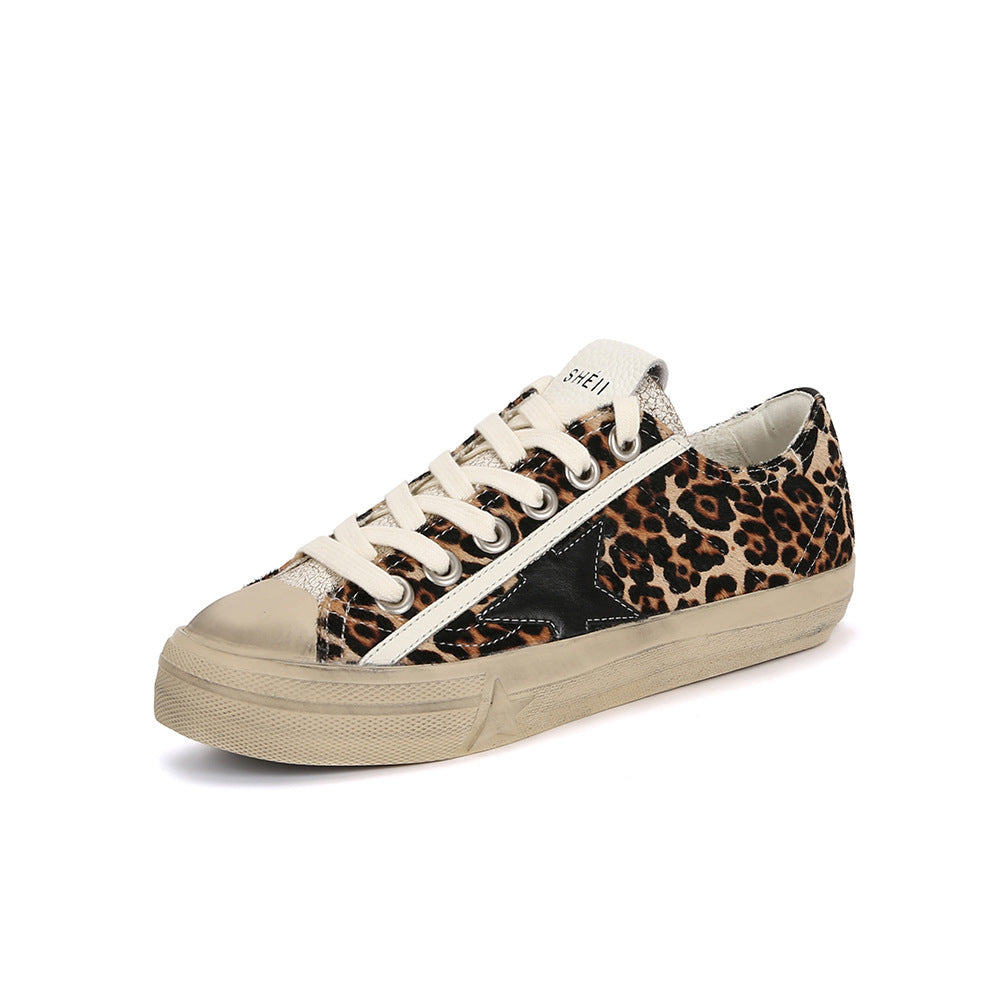 Calzature sneakers donna con lacci e dettagli effetto used, perfette per un look casual e di tendenza.