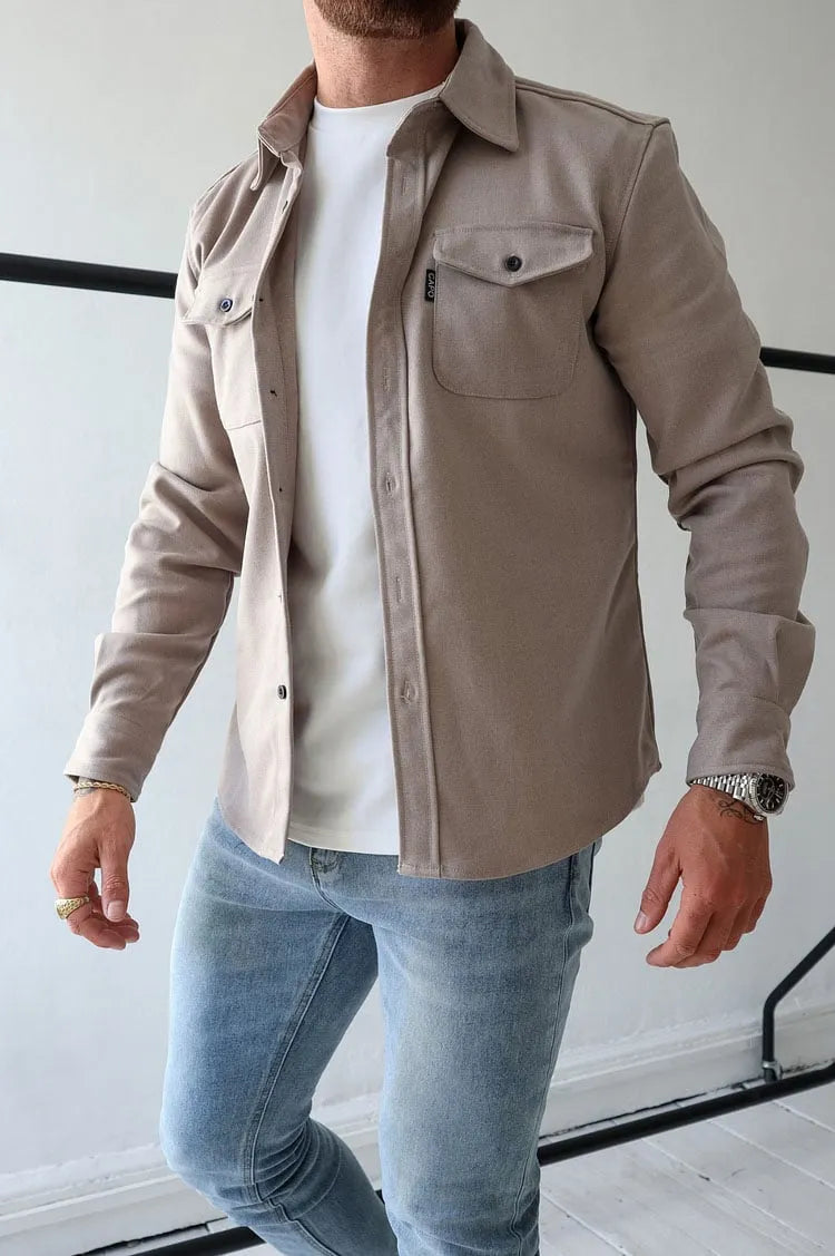 Moda uomo: camicia elegante a maniche lunghe con bottoni, un capo versatile per ogni outfit.