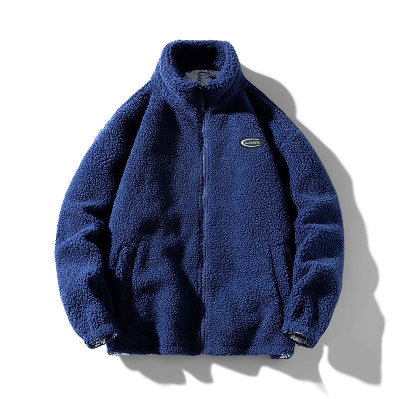 Elegante cappotto invernale uomo blu scuro, stile casual a vestibilità ampia. Capospalla caldo e alla moda.