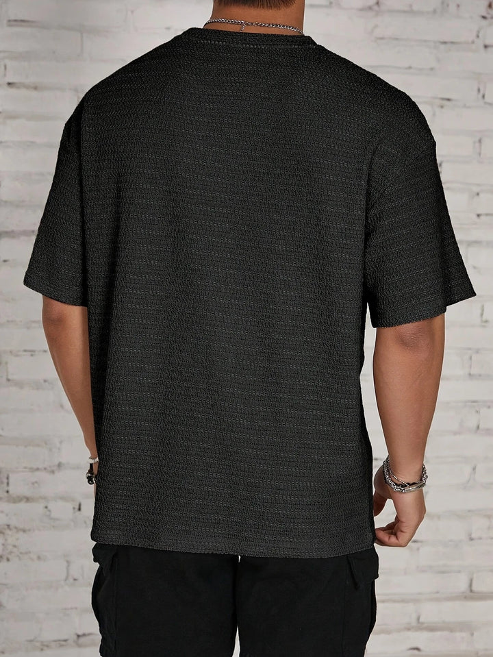 Maglietta uomo casual con texture, maniche corte, morbida e confortevole per giornate estive rilassate.
