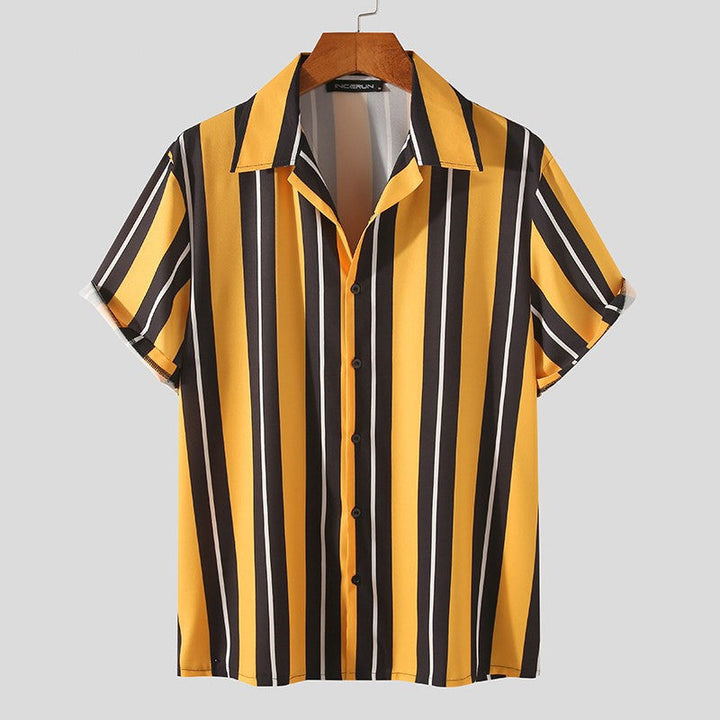 Camicia estiva uomo gialla a maniche corte, stile casual streetwear rilassato per look fresco e moda estiva.